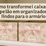 Dois organizadores feitos com caixas de papelão floral decoradas com laços rosa, posicionados em prateleira branca, com o título do post sobreposto