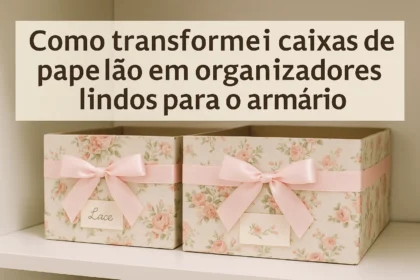 Dois organizadores feitos com caixas de papelão floral decoradas com laços rosa, posicionados em prateleira branca, com o título do post sobreposto