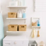 Lavanderia compacta com máquina de lavar branca, cestos organizadores de palha, frascos com produtos de limpeza e suportes na parede para acessórios